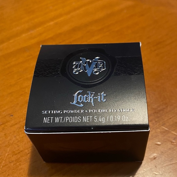 Kat Von D Lock-It Setting Powder - Picture 2 of 16